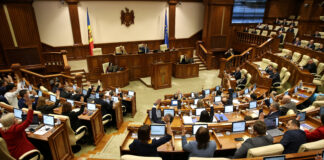 Parlamentul Republicii Moldova restricționează limba rusă, opoziția protestează și părăsește sala