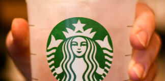Un ONG acuză Starbucks că paharele sale „reciclabile” ajung, de fapt, la gunoi