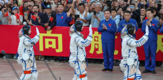 China trimite trei astronauți într-o misiune spațială de un an, în timp ce vizează aselenizarea din 2030