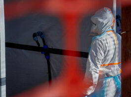 Oficialii din domeniul sănătății se opun planului SUA de a trata americanii expuși la Ebola în afara țării și avertizează asupra riscurilor medicale și etice