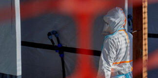 Oficialii din domeniul sănătății se opun planului SUA de a trata americanii expuși la Ebola în afara țării și avertizează asupra riscurilor medicale și etice
