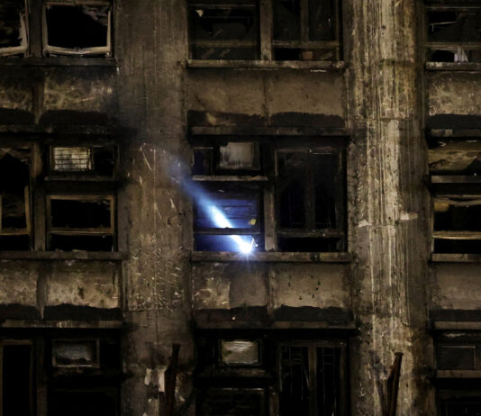 Șapte persoane și două companii, puse sub acuzare după incendiul mortal din Hong Kong
