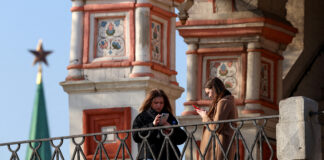 Două telefoane și o aplicație: cum evită rușii „cortina digitală de fier” impusă de Putin