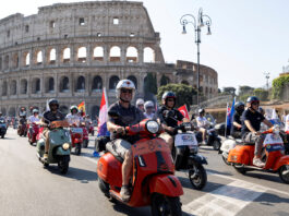 Mii de pasionați ai scuterului Vespa pornesc pe străzile Romei pentru a sărbători 80 de ani de la lansarea acestuia
