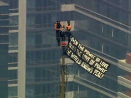 Dragoste la 443 de metri înălțime. Cerere în căsătorie spectaculoasă pe vârful Empire State Building, urmată de arestarea mirilor